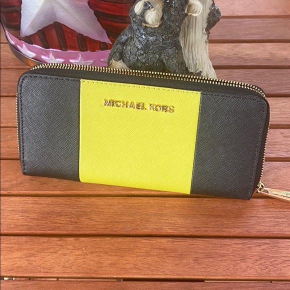 Michael Kors Handbags - 🔥🔥🔥Michael Kors wallet🔥🔥🔥